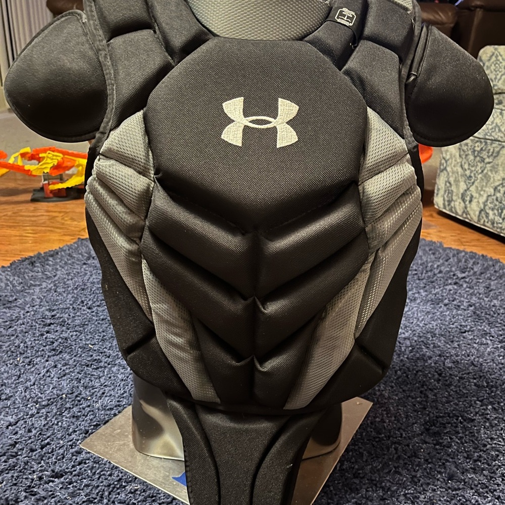 Under Armour UA Converge II Pro Series Catcher  Chest Protector 15.5” 12-16 y/o